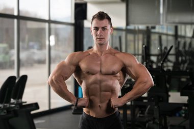 spor salonunda duran ciddi vücut geliştirmeci