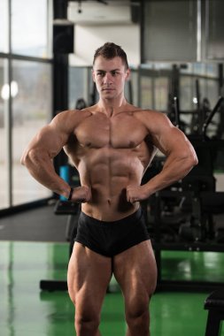 sağlıklı, kaslı, genç bir adam portresi