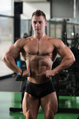 kaslı adam içinde jimnastik salonu kas esneme