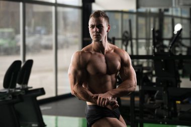 Adam iyi eğitimli cesedini gösterilen uygun