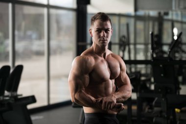 Spor salonunda güçlü duran