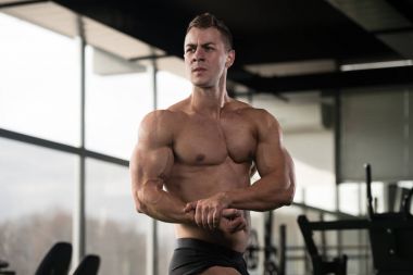 Adam iyi eğitimli cesedini gösterilen spor salonunda