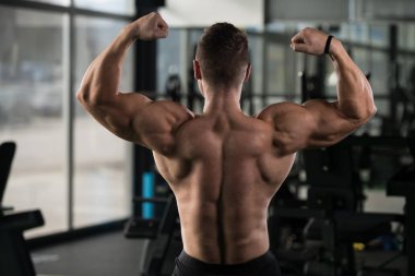 Kaslı adam sırt kasları poz esneme