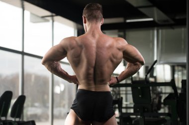 Adam iyi eğitimli cesedini gösterilen spor salonunda