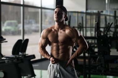 Yakışıklı adam kasların esneme