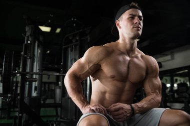 Spor salonu ağırlıkları ile eğitimden sonra yorgun eğitmen