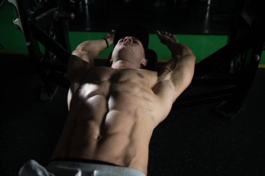 Spor salonunda egzersiz sonrası dinlenmek atlet