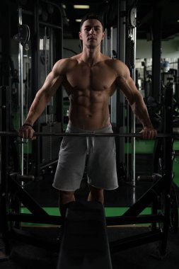 Dinlenme salonunda yakışıklı bir adam portresi