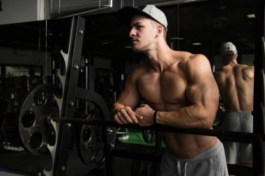 Spor salonu ağırlıkları ile eğitimden sonra yorgun eğitmen