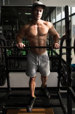 Dinlenme salonunda yakışıklı bir adam portresi