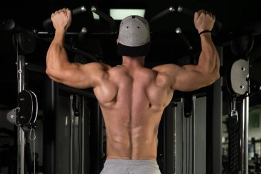 vücut geliştirmeci Pull ups en iyi sırt egzersizleri yapıyor