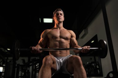 Kaslı adam pazı ile Halter egzersiz