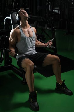 Pazı bir spor salonunda dışarı çalışan adam