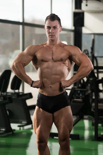 Bodybuilder muscles fléchissants — Photo