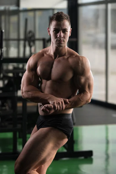 Bodybuilder lässt Muskeln spielen — Stockfoto