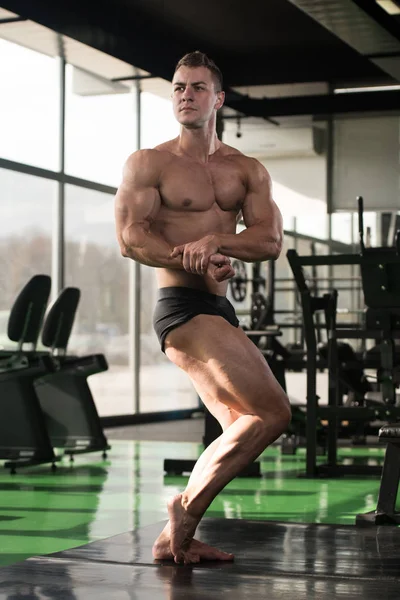 Retrato de un joven musculoso físicamente en forma — Foto de Stock