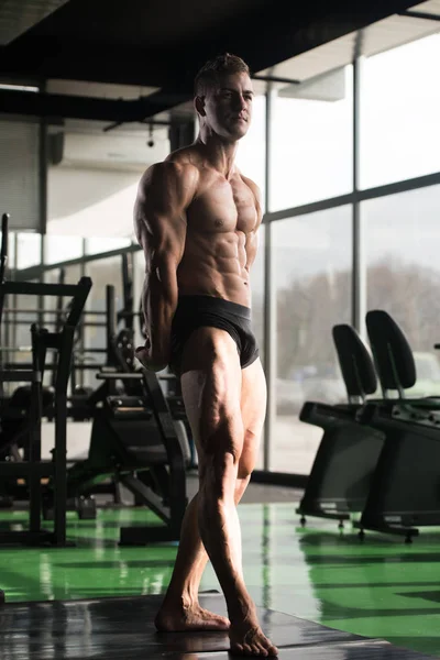 Στέκεται ισχυρό στο γυμναστήριο — Φωτογραφία Αρχείου