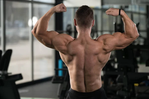 Bodybuilder lässt Muskeln spielen — Stockfoto