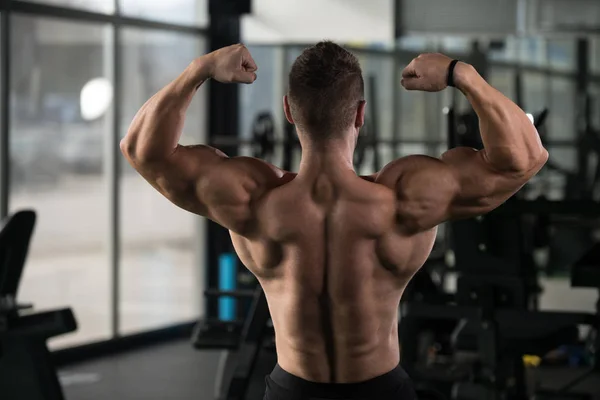 Kulturista Fitness Model představuje dvojitý Biceps po cvičení — Stock fotografie