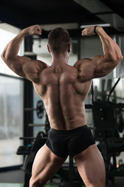 Hombre guapo flexionando músculos — Foto de Stock