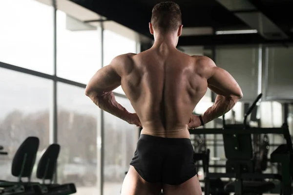 Hombre en forma mostrando su cuerpo bien entrenado — Foto de Stock