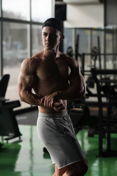 Handsome Muscular Man Flexing Muscles In Gym — Stock Photo, Image