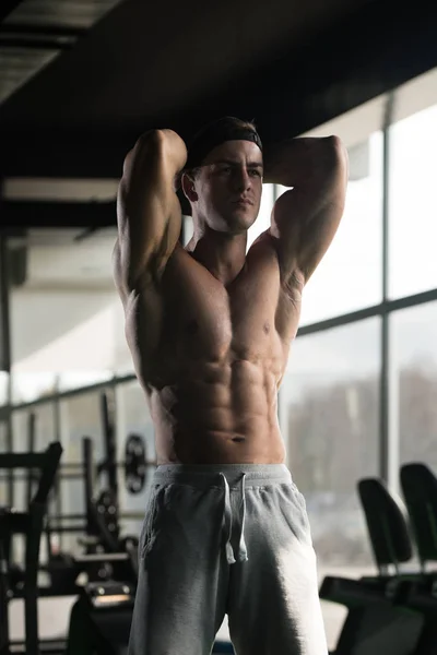 Bel homme flexion muscles — Photo