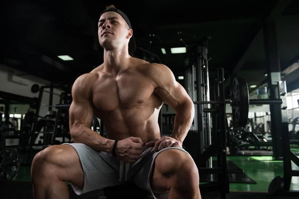 Portrait d'un bel homme reposant au gymnase — Photo