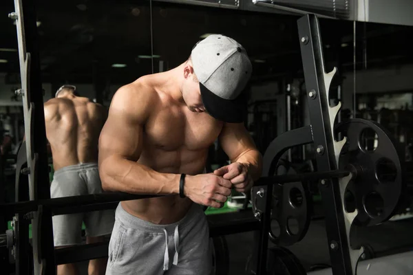 L'uomo riposa in palestra dopo aver fatto un allenamento — Foto Stock