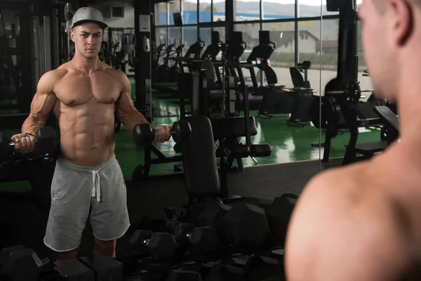 Muskulös Man tränar Biceps med hantel — Stockfoto