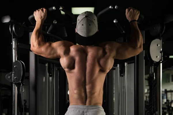 Männlicher Bodybuilding-Athlet macht Klimmzüge — Stockfoto