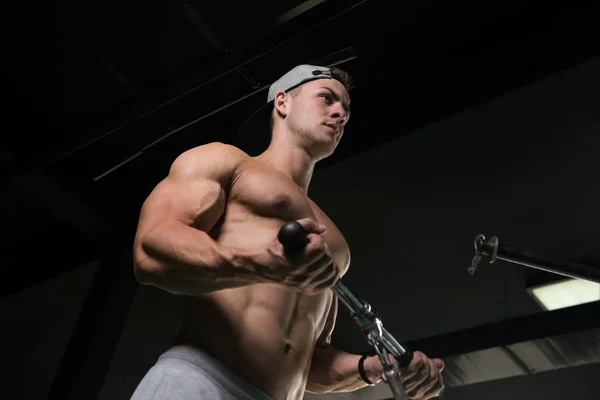 年轻人在健身房里锻炼肱二头肌 — 图库照片