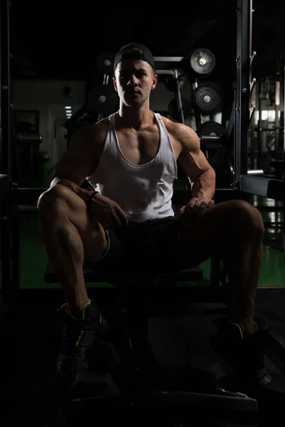 Chico descansando en saludable club gimnasio — Foto de Stock