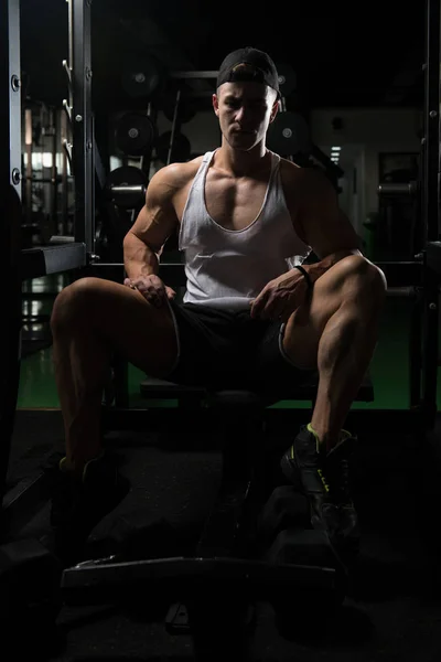 Treinador cansado após o treinamento com pesos de ginástica — Fotografia de Stock