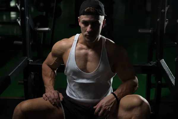 Hombre descansa en el gimnasio después de hacer un entrenamiento —  Fotos de Stock