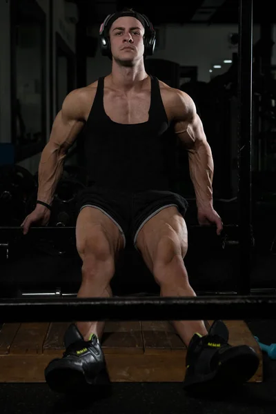 Chico descansando en saludable club gimnasio — Foto de Stock