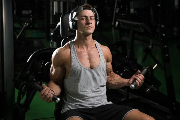 Atleta ejercitando bíceps en un gimnasio —  Fotos de Stock