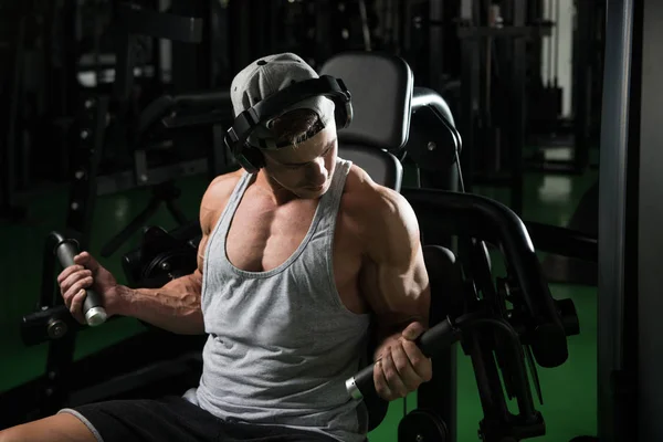 Athlète travaillant Biceps dans une salle de gym — Photo