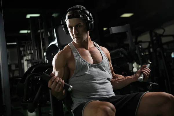 Biceps exercices sur une machine — Photo