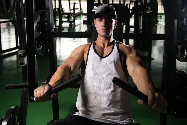 Ejercicio en el pecho en la máquina en un gimnasio —  Fotos de Stock