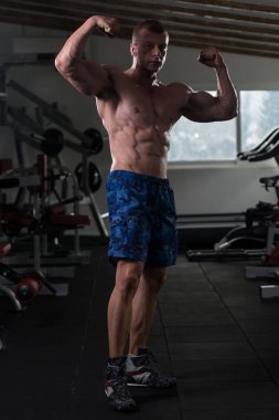 spor salonunda duran ciddi vücut geliştirmeci