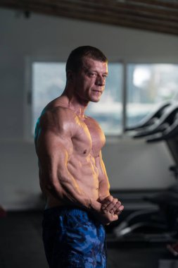 sağlıklı, kaslı, genç bir adam portresi