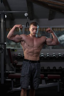 Vücut geliştirmeci Fitness Model çifte kol kası egzersizleri sonra poz