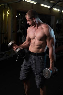 Pazı ile Halter salonunda egzersiz vücut geliştirmeci
