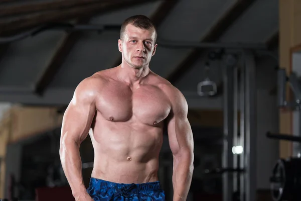 Hombre en forma mostrando su cuerpo bien entrenado —  Fotos de Stock