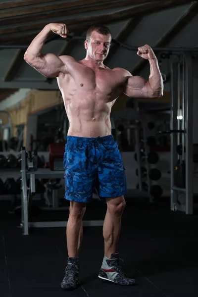 Bodybuilder Fitness Model Posing Double Biceps After Exercises — Stock Photo, Image