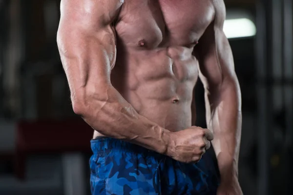 Nahaufnahme gesunder Mann zeigt Bauchmuskeln — Stockfoto
