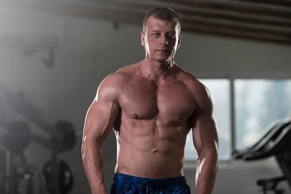 Retrato de um jovem musculoso fisicamente apto — Fotografia de Stock