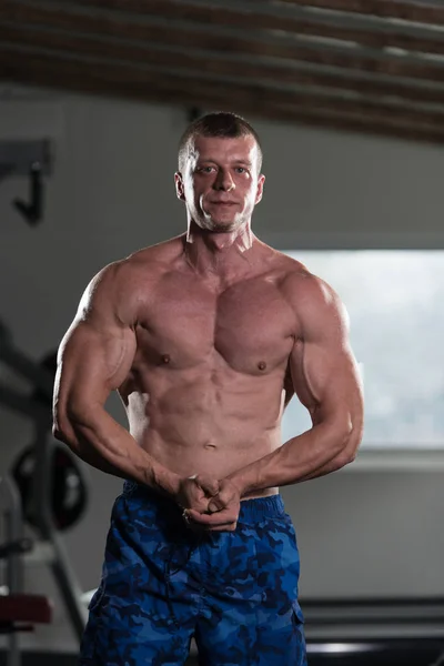 Hombre en forma mostrando su cuerpo bien entrenado —  Fotos de Stock