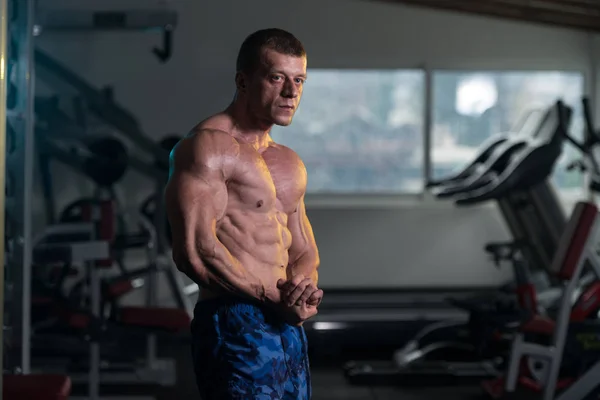 De pie fuerte en el gimnasio — Foto de Stock